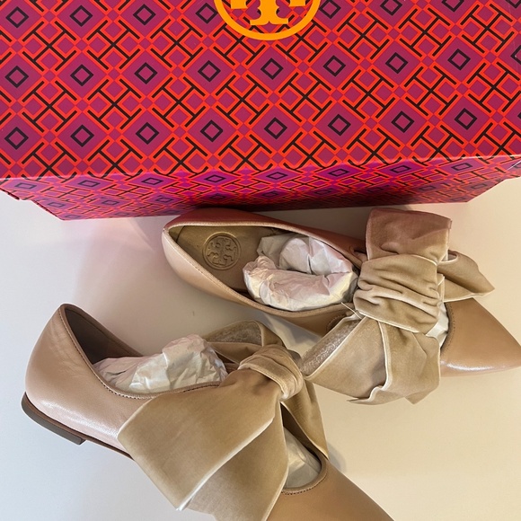 New in Box Tory Burch Clara Bow Flats in Nude - Size 5.5 - Picture 6 of 9